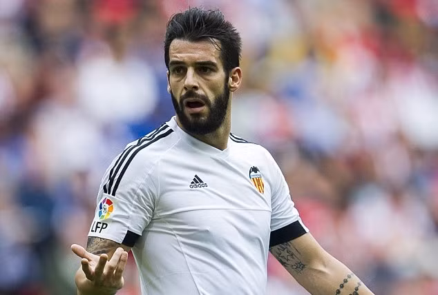 Alvaro Negredo là một trong những bản hợp đồng đắt nhất trong lịch sử Valencia, tuy nhiên Negredo lại đang trở thành người thừa tại Mestalla. Nếu không được thi đấu thường xuyên trong thời gian tới, đồng nghĩa với việc “Quái thú” sẽ phải xem Euro 2016 qua TV.