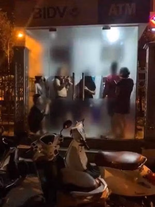 Trên MXH, các dân mạng đã chia sẻ hình ảnh một số người dân đã chui vào cây ATM tránh nóng.