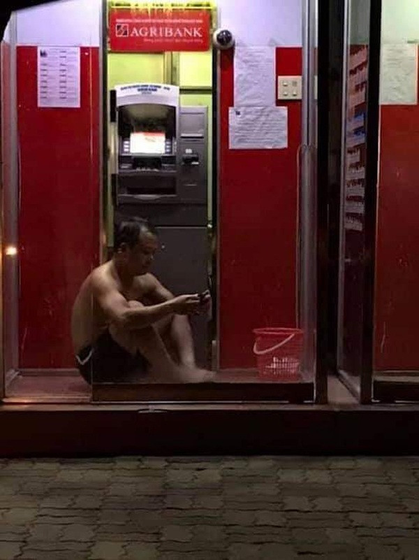 Tuy nhiên, mỗi cây có tầm 4-5 người vào ngồi nhưng công việc của họ làm đó không phải là rút tiền mà là tám chuyện, thậm chí là bấm điện thoại.
