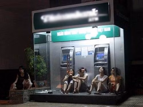 Đứng về phía những người ủng hộ ra cây ATM tránh nóng, nickname H.T.A bình luận: "Đêm mất điện người ta không có chỗ tránh nóng thì vào đấy ngồi, đêm hôm chả mấy ai đi rút tiền, ngồi đấy thì có ảnh hưởng gì? Người ta có phá hoại đâu, ảnh hưởng đến ai đâu?".