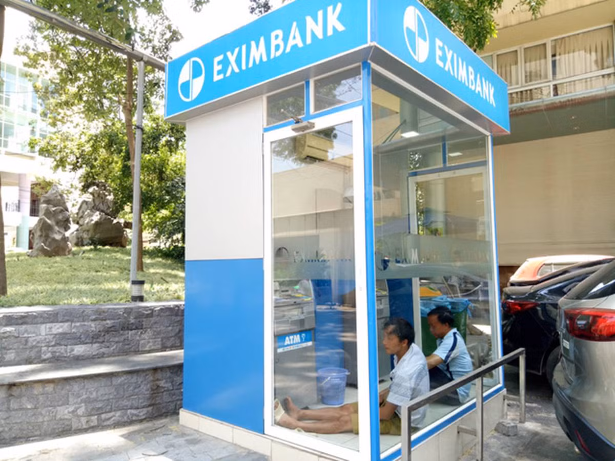 Nickname N.B cho hay: "Nhìn vậy thì ai mà dám vào rút tiền, 3 cây thì cả 3 đều toàn người là người, nhưng ý thức kém quá'".