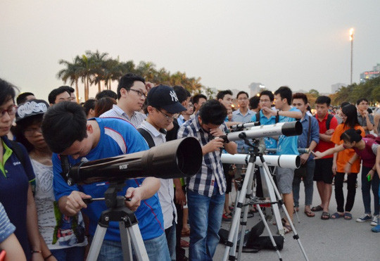 Đông đảo hội viên của Hội thiên văn nghiệp dư đã bàn bạc kế hoạch ngắm nguyệt thực toàn phần dài nhất thế kỷ diễn ra vào rạng sáng 28/7 sắp tới.