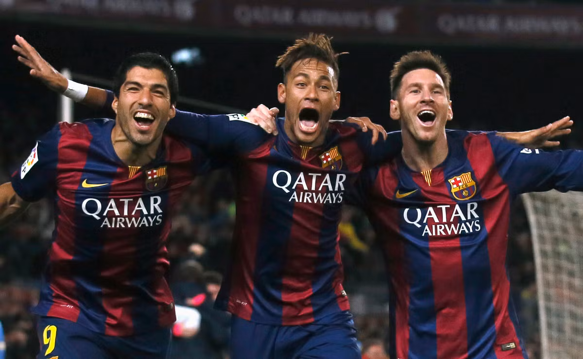 Bộ ba huyền ảo Neymar, Messi và Suarez đang khuynh đảo bóng đá thế giới bằng lối đá cuốn hút và những tinh tế từ bóng đá Nam Mỹ. Chính việc sở hữu bộ ba Nam Mỹ này giúp Barcelona lọt vào danh sách những hàng công xuất sắc nhất bóng đá thế giới.