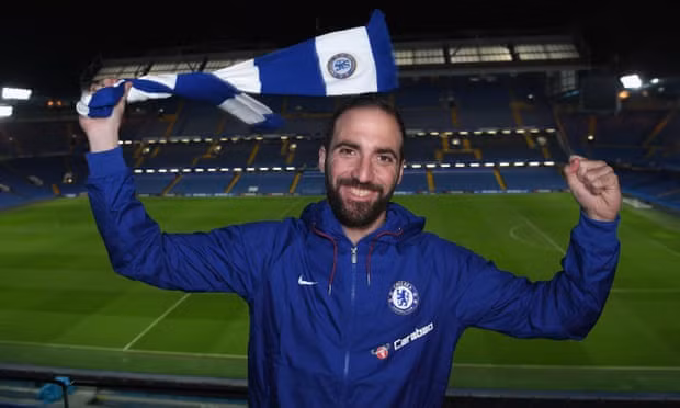 Chuyển nhượng cầu thủ từ London, tiền đạo Gonzalo Higuain đã hoàn tất việc chuyển đến Chelsea theo hợp đồng cho mượn dài hạn.