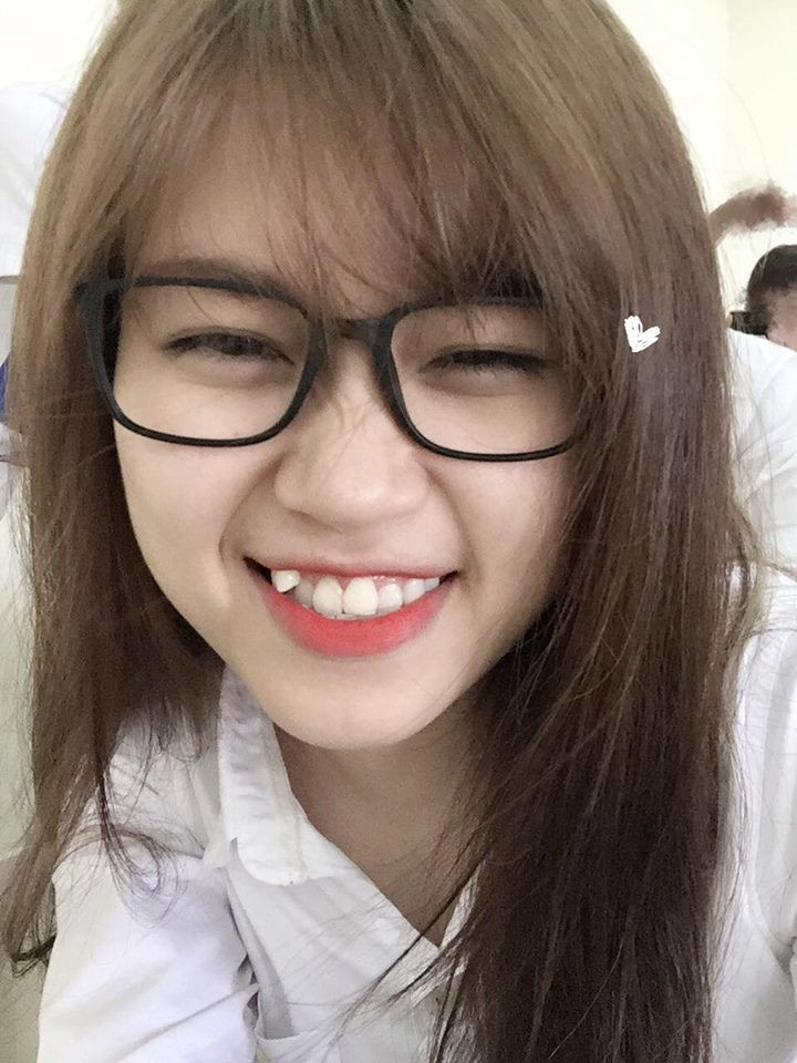 Da trắng môi hồng, nụ cười răng khểnh cực duyên có lẽ là ấn tượng đầu tiên của tất cả mọi người về nữ streamer Thủy Tiên.