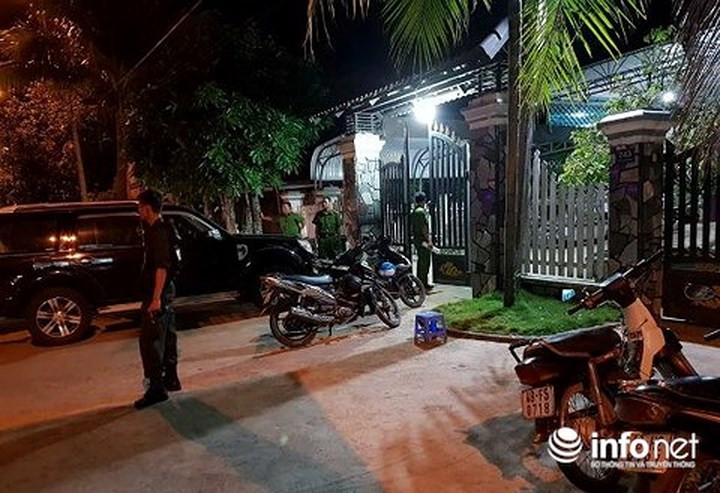 Lực lượng công an và Cảnh sát cơ động phong tỏa khu vực xung quanh nhà trùm gỗ lậu Phượng "râu". (ảnh: Infonet)