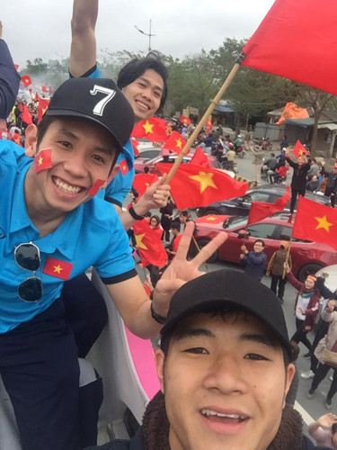 Trên chiếc xe buýt mui trần đón cầu thủ U23, các chàng trai nở những nụ cười rạng rỡ vẫy chào người hâm mộ, dù họ vừa phải di chuyển một chặng đường dài từ Thường Châu, Trung Quốc về Hà Nội.