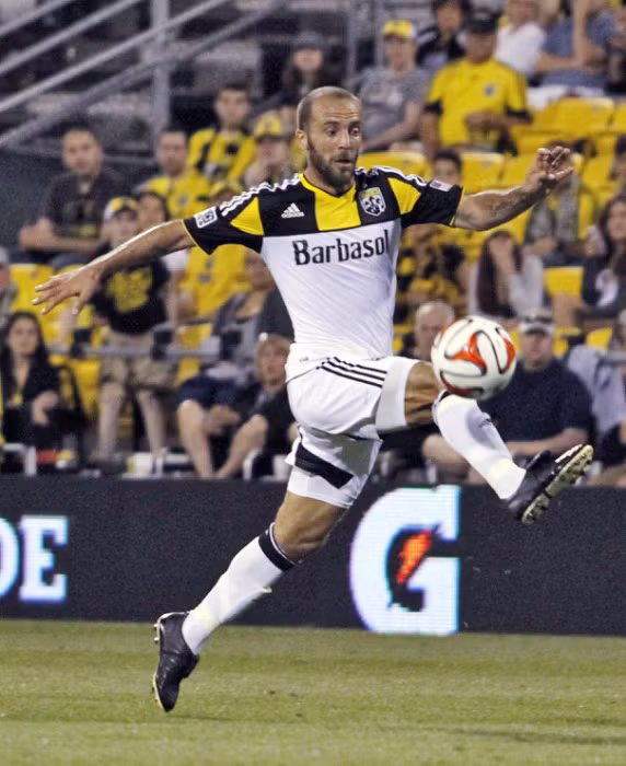 Có lẽ sẽ chẳng ai nói gì về Federico nếu như không biết rằng, tiền đạo sinh năm 1984 là anh ruột của Gonzalo Higuain, người vừa cán cột mốc bàn thắng thứ 200 trong sự nghiệp, tuyển thủ Argentina đang chơi bóng cho Napoli.