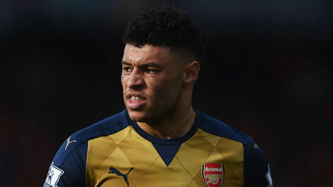 Oxlade-Chamberlain của ĐT Anh là ngôi sao bóng đá lỡ Euro 2016 do chấn thương. Cầu thủ thuộc biên chế Arsenal đã bị tái phát chấn thương đầu gối và cần 8 tuần để bình phục