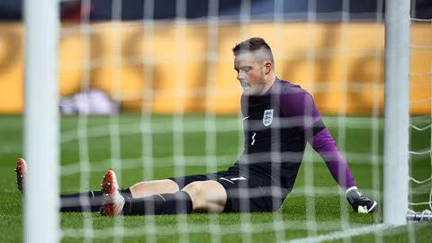 Thêm một ngôi sao nữa của ĐT Anh lỡ hẹn với Euro năm nay đó là thủ thành Jack Butland. Thủ thành số 1 của CLB Stoke City đã bị chấn thương mắt cá chân trong trận giao hữu giữa ĐT Anh vs ĐT Đức và phải nghỉ thi đấu tới đầu mùa giải 2016/17.