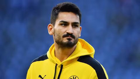 Cũng chung cảnh ngộ lỡ hẹn với Euro diễn ra ở Pháp giống như Oxlade-Chamberlain của ĐT Anh là Ilkay Guendogan (ĐT Đức). Cầu thủ mang hai dòng máu Đức - Thổ này bị trật khớp xương bánh chè trong buổi tập của Dortmund và cần 8 tuần để bình phục.