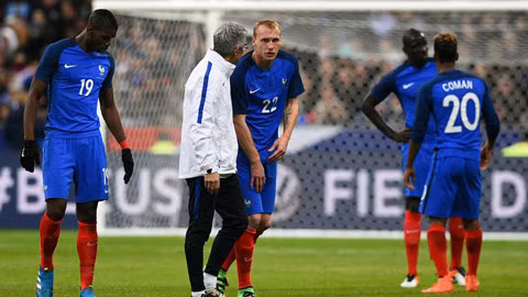 Jeremy Mathieu mới trải qua ca phẫu thuật đầu gối và cần 6 tuần để bình phục, đồng nghĩa với việc trung vệ của ĐT Pháp sẽ không còn cơ hội dự Euro 2016