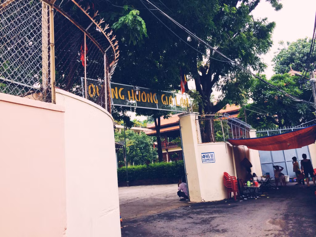 Đa số dân cư ở đây theo đạo Phật. Căn nhà đầu ngõ cứ sáng lại cắt tỉa bán hoa. Cuối hẻm có quán xá nhỏ dưới tán cây lớn, trẻ em nô đùa quanh hẻm.