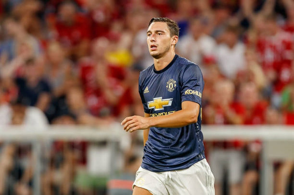 Tờ Manchester Evening News cho hay, Matteo Darmian tiến gần đến việc gia nhập một đội bóng Serie A. Tuyển thủ người Italia nằm ngoài mọi kế hoạch từ tời HLV Jose Mourinho và chỉ có 7 trận ra sân cho Man United trên mọi đấu trường mùa trước.