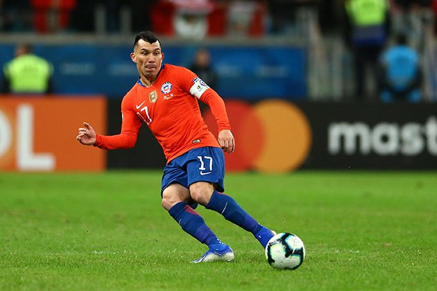 Gary Medel gia nhập Bologna với mức phí chuyển nhượng được đồn đoán vào khoảng 2,5 triệu euro và hợp đồng kéo dài 3 năm. Medel được kỳ vọng khỏa lấp vị trí của Erick Pulgar, người chuyển sang CLB Fiorentina chơi bóng.