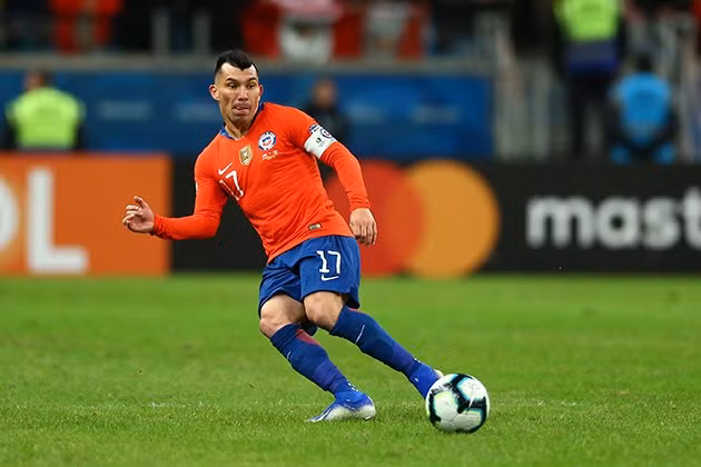 Gary Medel gia nhập Bologna với mức phí chuyển nhượng được đồn đoán vào khoảng 2,5 triệu euro và hợp đồng kéo dài 3 năm. Medel được kỳ vọng khỏa lấp vị trí của Erick Pulgar, người chuyển sang CLB Fiorentina chơi bóng.