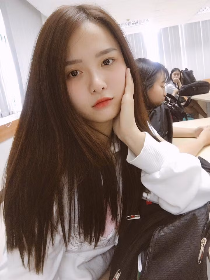 Phương Ngân tên đầy đủ là Nguyễn Thị Phương Ngân sinh năm 1999 tại TP HCM, đang là sinh viên năm nhất trường ĐH Hoa Sen. Cô nàng này gây "thương nhớ" cho cộng đồng mạng gương mặt vô cùng xinh đẹp cùng với nụ cười "tỏa nắng" đang ngồi trên sân bóng.