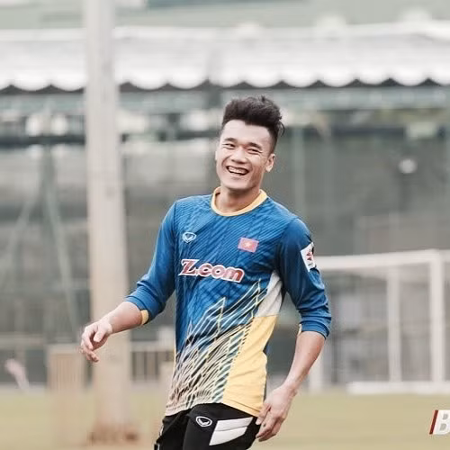 Không chỉ có tóc của Tiến Dũng, nhiều ngày qua rất nhiều dân mạng đã rao bán tài khoản có kết bạn với thủ môn trẻ người Thanh Hóa bởi số lượng tài khoản được phép kết bạn chỉ dừng lại ở mức 5000, chưa kể phải được sự chấp nhận của Tiến Dũng.