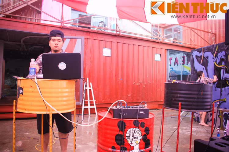 Trong không gian vô cùng màu sắc, các bạn trẻ Hà thành còn được hòa mình vào bữa tiệc âm nhạc hoành tráng.