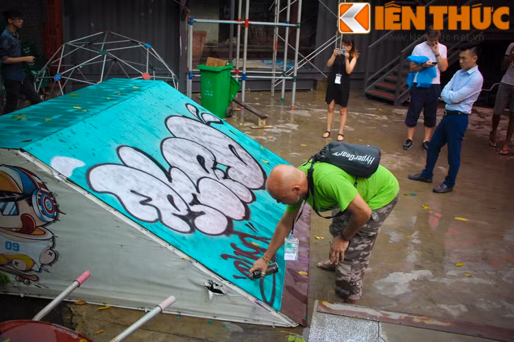 Các nghệ sĩ tài năng này sẽ đem tới tiết mục biểu diễn vẽ graffiti trực tiếp lên ô tô độc đáo và các địa điểm trong tòa nhà cũng như tổ chức các workshop dạy vẽ.