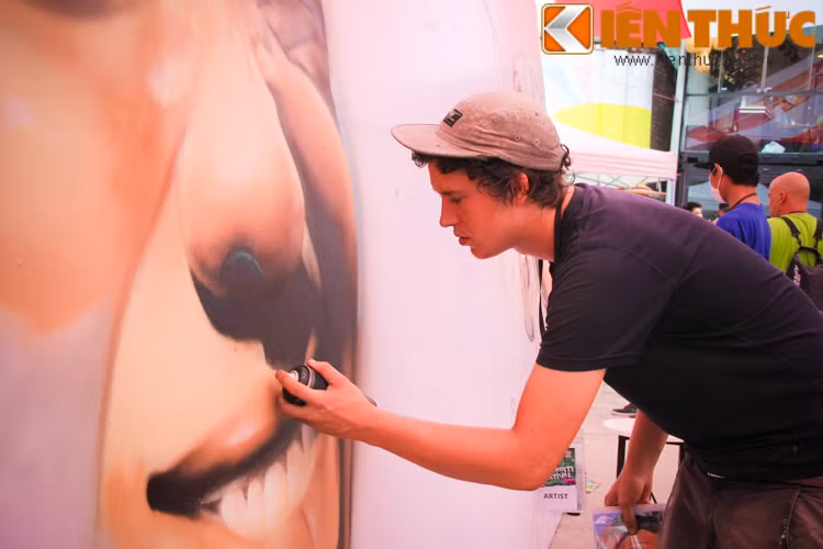 Bên cạnh việc ngắm nhìn các nghệ sĩ đường phố, khi tới Festival Graffiti 2016 các bạn trẻ có thể tự do thử sức mình với môn nghệ thuật còn khá mới lạ này.