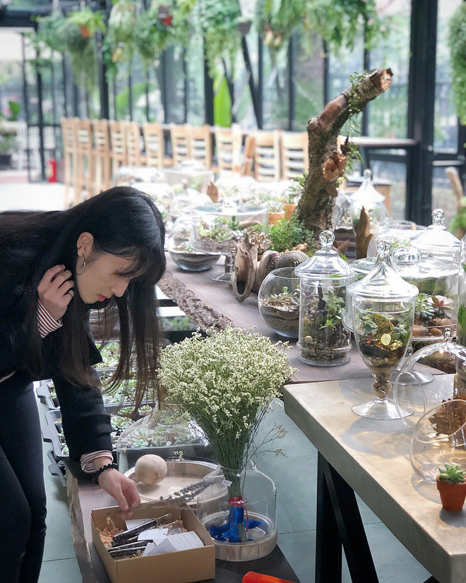 Từ một quán ở Vạn Bảo, quán đã mở rộng ra đến 3 quán, trong đó quán có vị trí trung tâm nhất và gần đây được check in nhiều nhất chính là The YLang ở Lê Thạch, ngay gần tượng đài Lý Thái Tổ và chỉ cách phố đi bộ có vài bước chân.