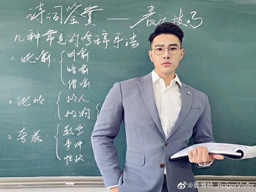 Thay giao khi chat ngoi ngoi gay “thuong nho“ cho moi nu sinh