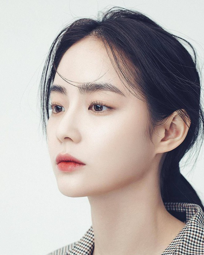 Được biết, Soo Joo sinh năm 1994 và là mẫu ảnh khá có tiếng. Cô nàng có 431.000 người theo dõi trên MXH Instagram và thường xuyên làm mẫu ảnh cho các thương hiệu thời trang và mỹ phẩm.