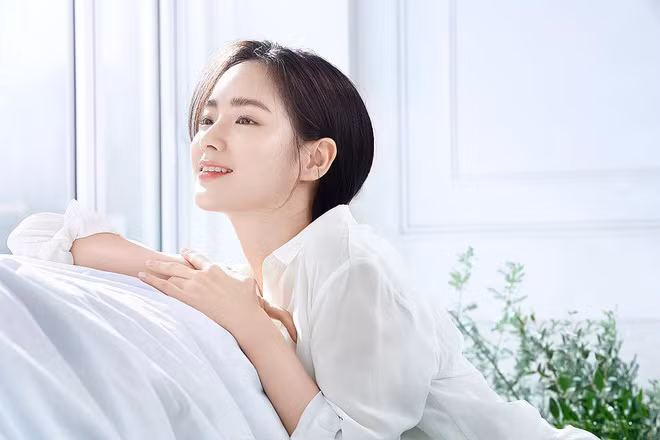 Bình thường Soo Joo cũng chọn phong cách trang điểm và ăn mặc rất đơn giản, nhẹ nhàng. Tuy nhiên, khi vào những bức hình chụp mẫu, cô nàng này gần như thay đổi hình tượng.