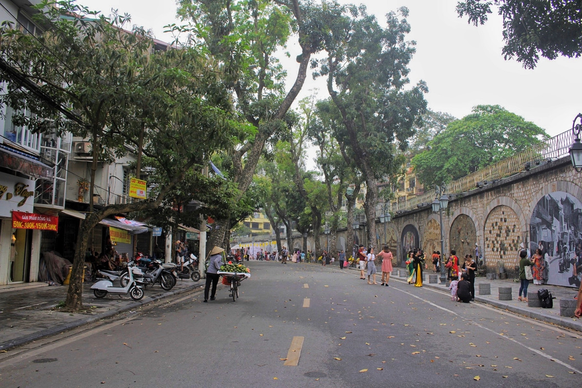 Con phố Bích họa Phùng Hưng.