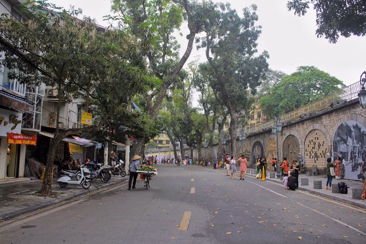 Con phố Bích họa Phùng Hưng.