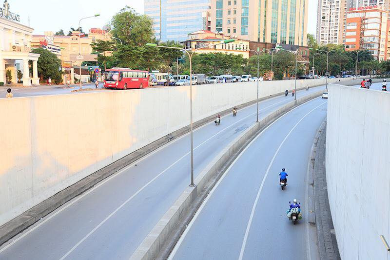 Nickname M.N chia sẻ: "Lâu lắm rồi không được ngắm Hà Nội bình yên đến thế. Thi thoảng mới có vài chiếc xe chạy qua. Thay cho hình ảnh tấp nập thường ngày".