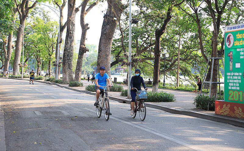 Còn nickname M.T chia sẻ: "Sáng dậy sớm, ra hồ Gươm ngắm mọi người tập thể dục, đi xe đạp cảm thấy Hà Nội những ngày nghỉ lễ bình yên đến vô thường. Mong ngày nào cũng như này có phải tốt không".