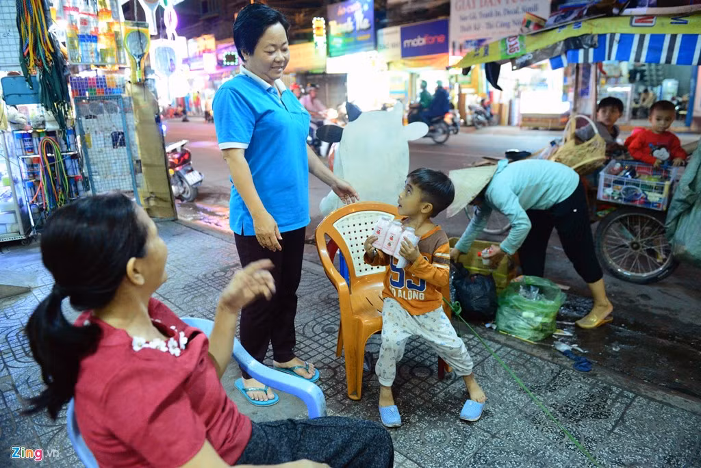 Bà Vương Ngọc Vui, chủ tiệm sữa trên đường Hậu Giang tặng hộp sữa cho những đứa trẻ chia sẻ, hàng ngày bà thấy chị Loan vất vả cùng mấy đứa nhỏ nên có gì thường đem cho.