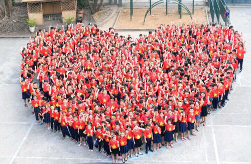 Lồng ghép cổ vũ đội tuyển U23 Việt Nam, nhà trường lồng vào bài cho học sinh rằng, để có được thành tích tốt, bất cứ tập thể nào cũng cần đoàn kết, kỷ luật và cống hiến hết mình. Thầy cô cũng hướng dẫn các em về ý thức cổ vũ thể thao văn minh.