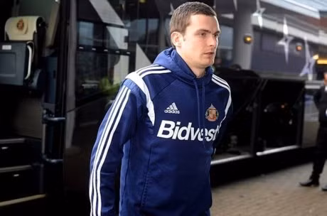 Tháng 3/2015, cảnh sát Anh đã bắt khẩn cấp cựu tiền vệ của Man City, Adam Johnson sau khi anh bị tình nghi có liên quan đến vụ việc quan hệ với bé gái 15 tuổi. Ngay lập tức, CLB hiện tại của Johnson là Sunderland đã tạm thời đình chỉ thi đấu của cầu thủ này nhưng rất may sau đó cầu thủ này được minh oan và tại ngoại.