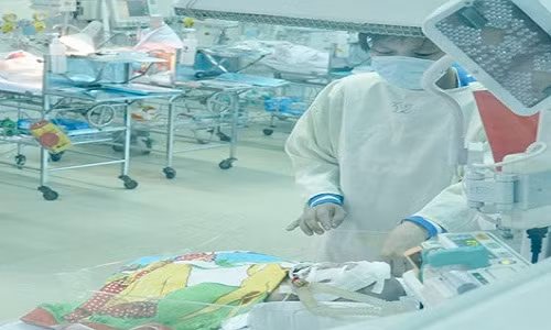 Be trai 11 ngay tuoi bi dam xuyen dau duoc gap me