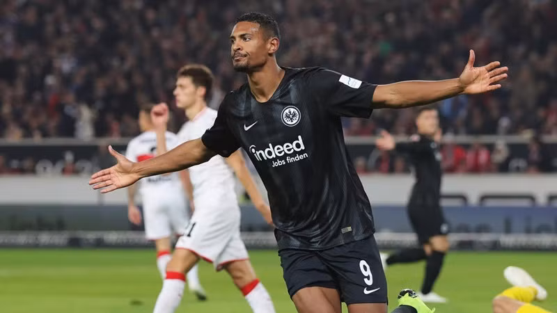 Trong nỗ lực tìm kiếm tiền đạo cho Newcastle, Rafa Benitez muốn mua 2 chân sút tại Bundesliga là Sebastien Haller và Joelinton.