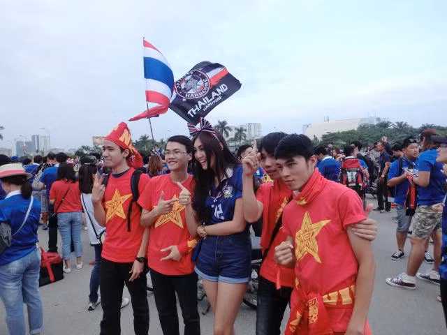 Khi mới đặt chân tới Mỹ Đình, Wariya Wongputtha đã được rất nhiều CĐV Việt Nam mời cô chụp ảnh và cô cũng tỏ ra rất thân thiện và vui vẻ nhận lời.