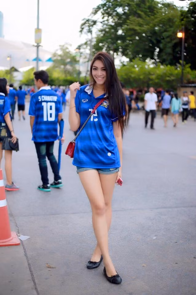 Trong thời gian diễn ra trận đấu, ống kính máy quay của truyền hình Việt Nam liên tục lia tới góc của hot girl Wariya Wongputtha của Thái Lan.