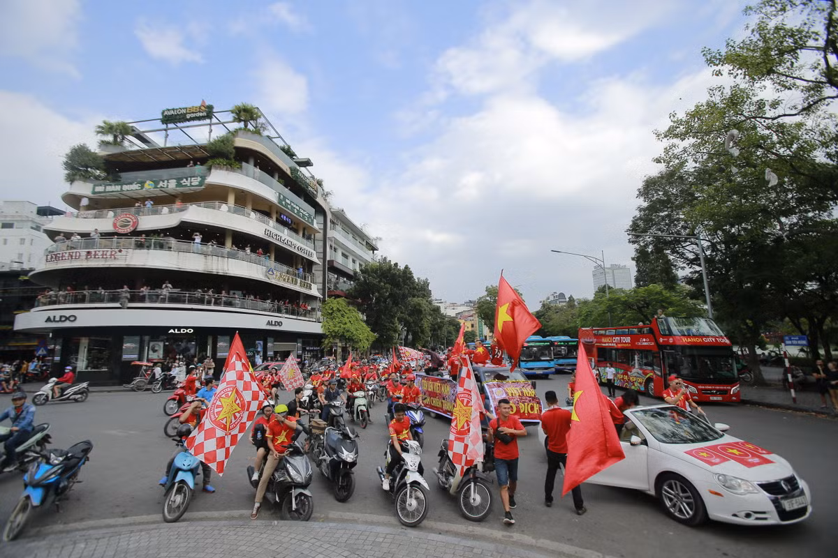 Hội CĐV dừng xe trước vòi phun để khuấy động không khí và được người dân xung quanh vô cùng chú ý.