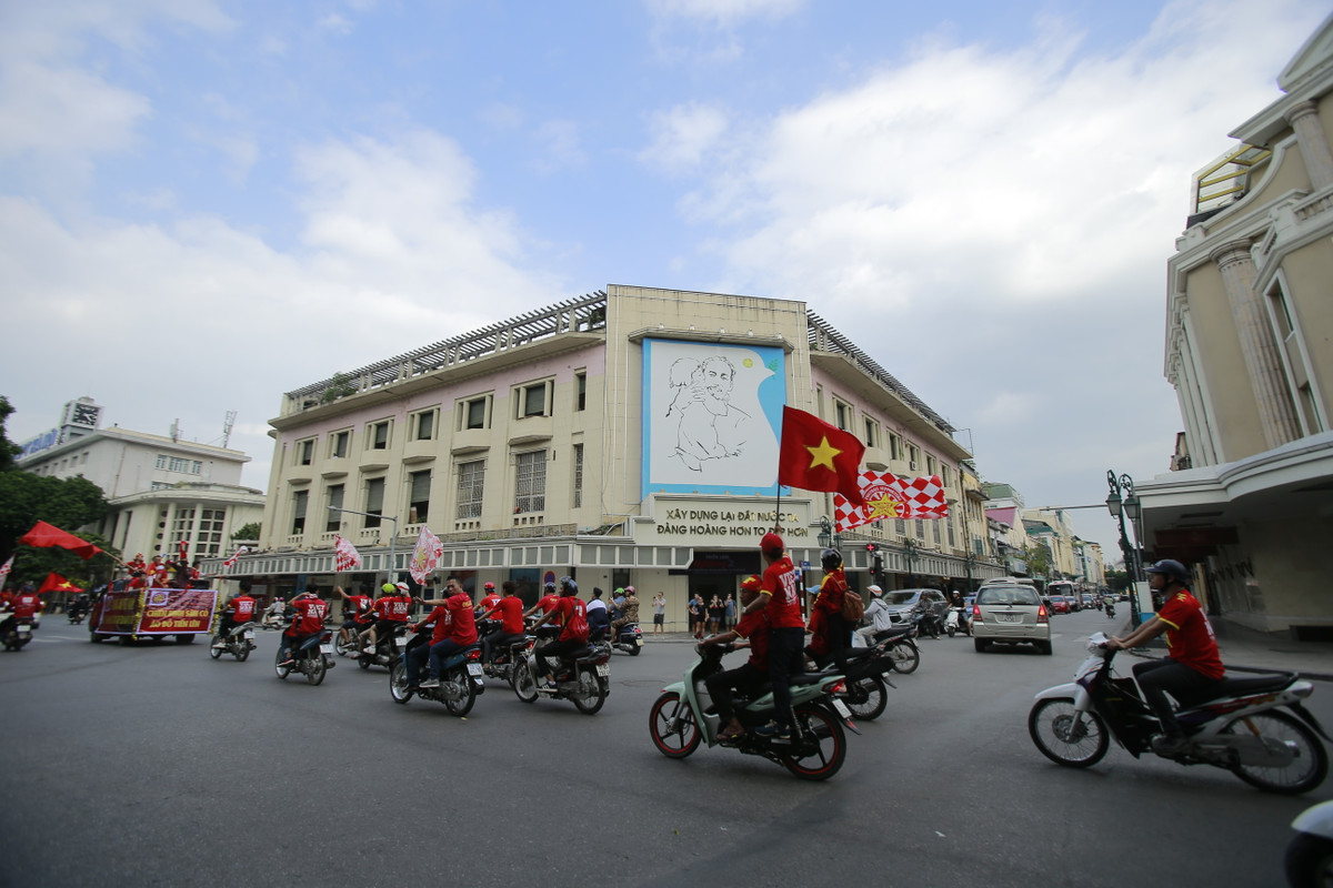 Sau đó, các CĐV đã tiến về Lăng Chủ tịch Hồ Chí Minh sau đó tiếp tục hành trình về SVĐ Mỹ Đình để tập kết vào sân.