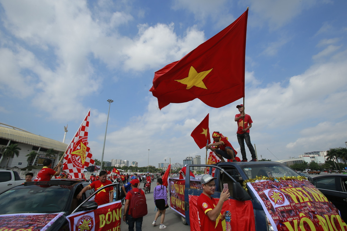 Trong buổi diễu hành, các CĐV của hội VFS Miền Bắc đã chuẩn bị các băng-rôn, trống, cờ để trang trí xe.