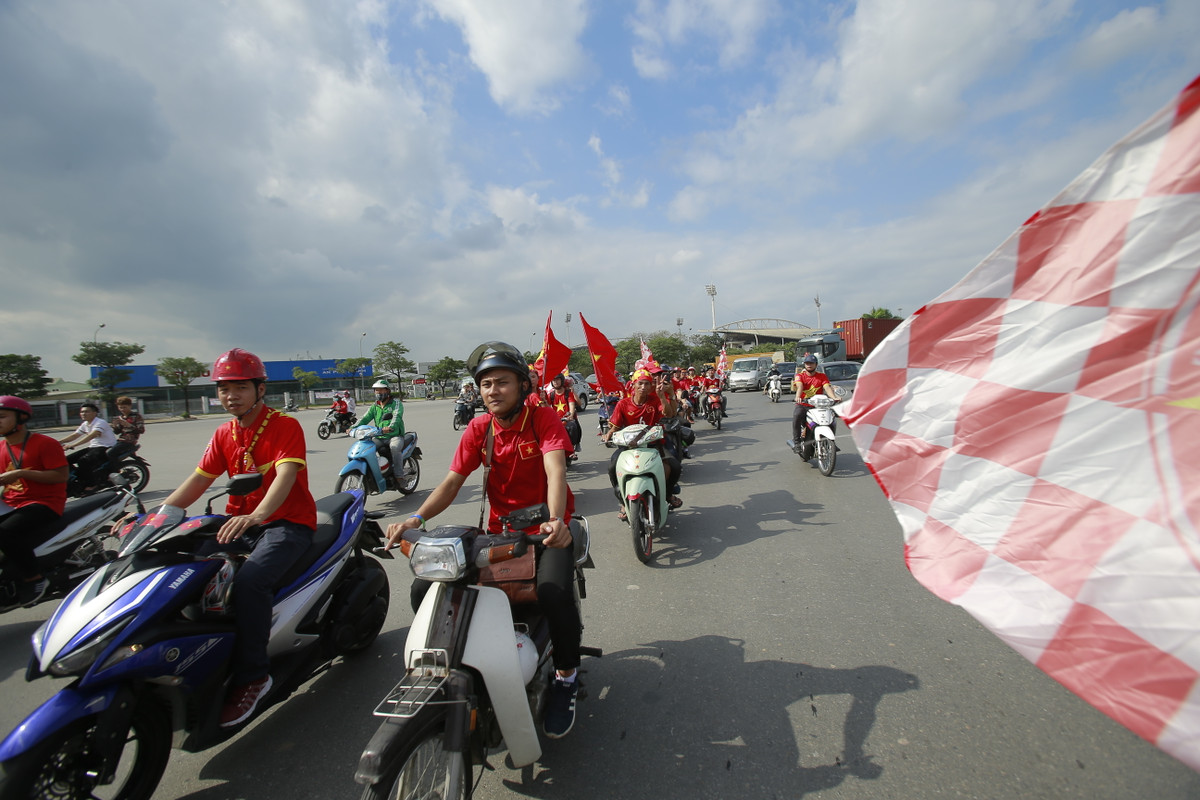 Chia sẻ với PV Kiến Thức, anh Phan Đình Long (đại diện hội CĐV VFS Miền Bắc) chia sẻ: "Mặc dù có dớp là cứ trận nào đội tuyển thi đấu mà diễu hành thì sẽ không có kết quả tốt nhưng tôi tin lần này sẽ khác".