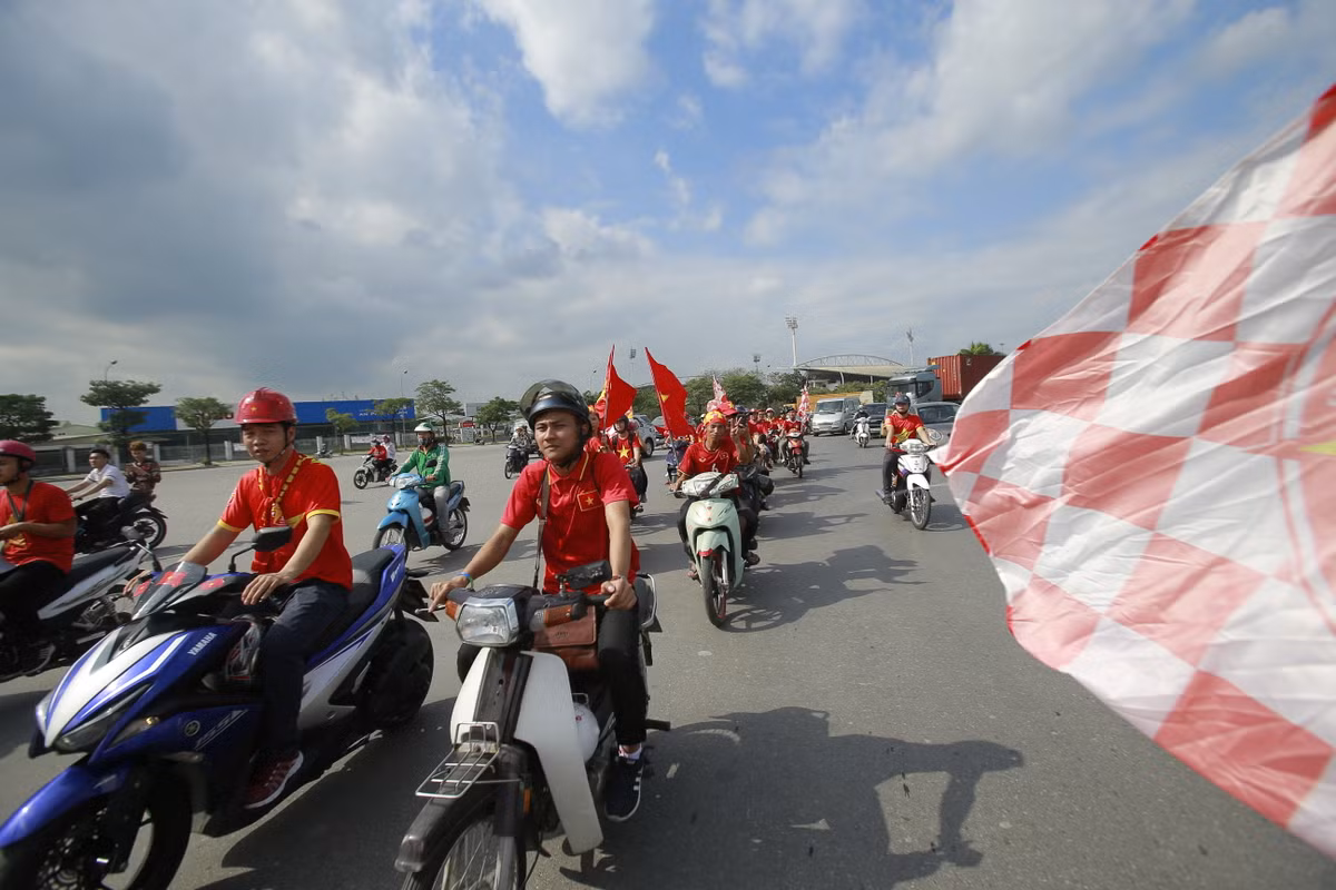 Chia sẻ với PV Kiến Thức, anh Phan Đình Long (đại diện hội CĐV VFS Miền Bắc) chia sẻ: "Mặc dù có dớp là cứ trận nào đội tuyển thi đấu mà diễu hành thì sẽ không có kết quả tốt nhưng tôi tin lần này sẽ khác".