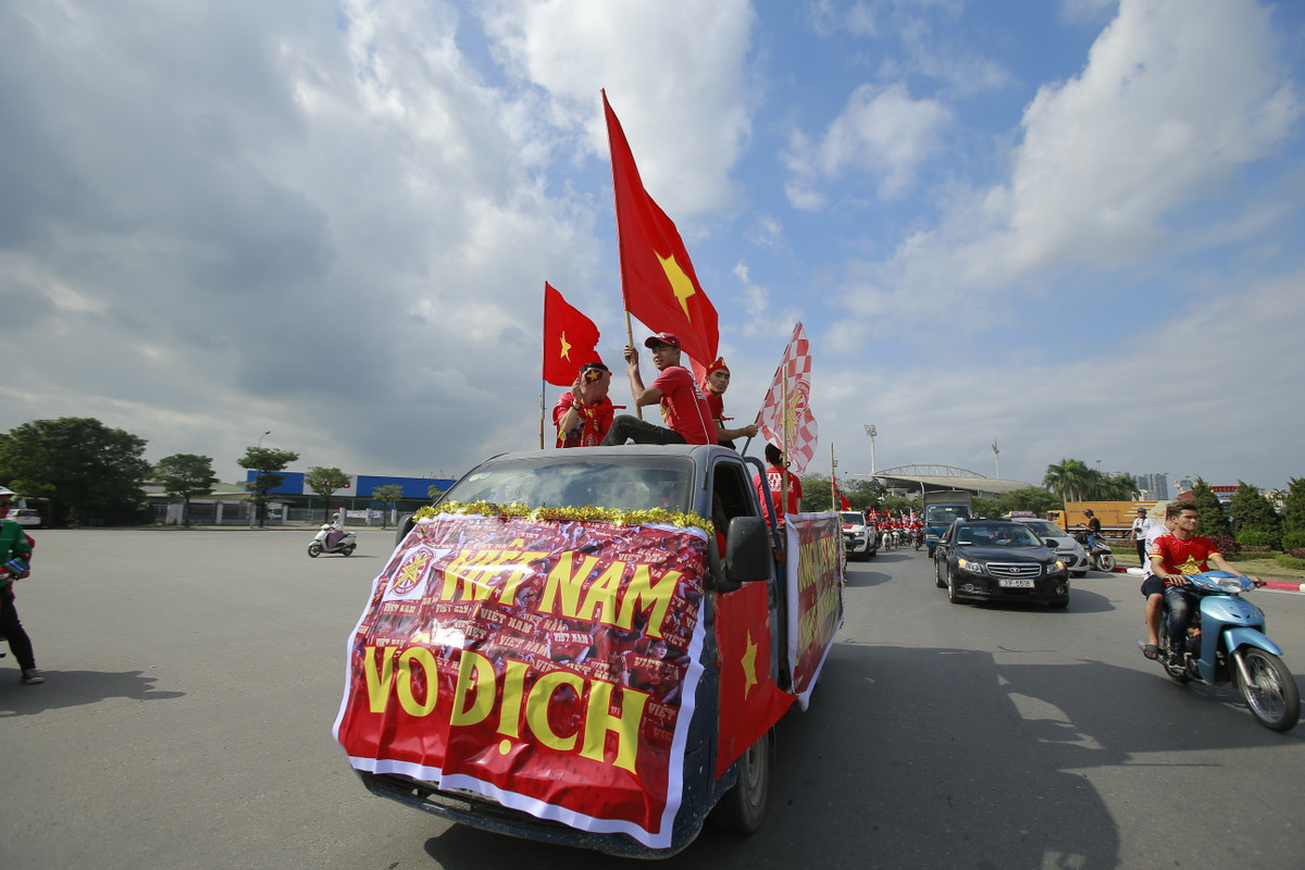 Đoàn diễu hành xuất phát từ SVĐ QG Mỹ Đình, theo các con phố như Nguyễn Chí Thanh, Kim Mã, Hai Bà Trưng, Tràng Tiền .... để tạo không khí nóng bỏng trước trận đấu đầu tiên trên sân nhà tại AFF Suzuki Cup 2018 của đội tuyển Việt Nam.