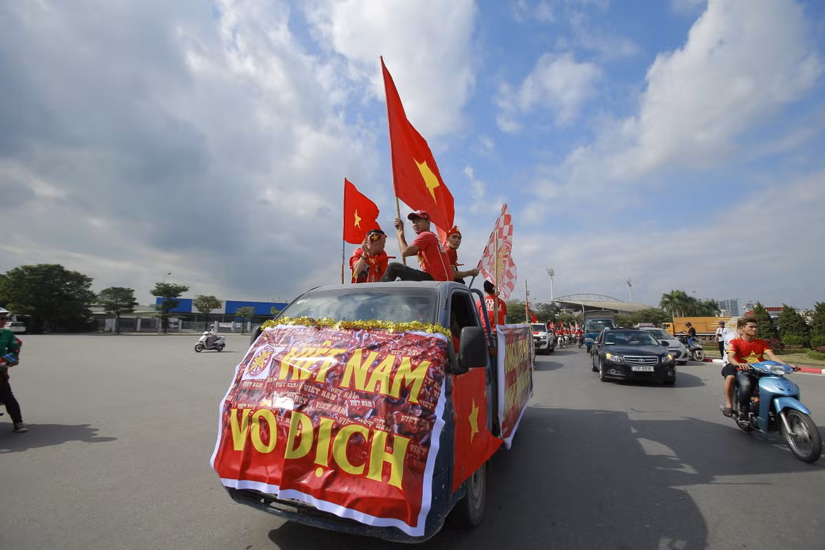 Đoàn diễu hành xuất phát từ SVĐ QG Mỹ Đình, theo các con phố như Nguyễn Chí Thanh, Kim Mã, Hai Bà Trưng, Tràng Tiền .... để tạo không khí nóng bỏng trước trận đấu đầu tiên trên sân nhà tại AFF Suzuki Cup 2018 của đội tuyển Việt Nam.