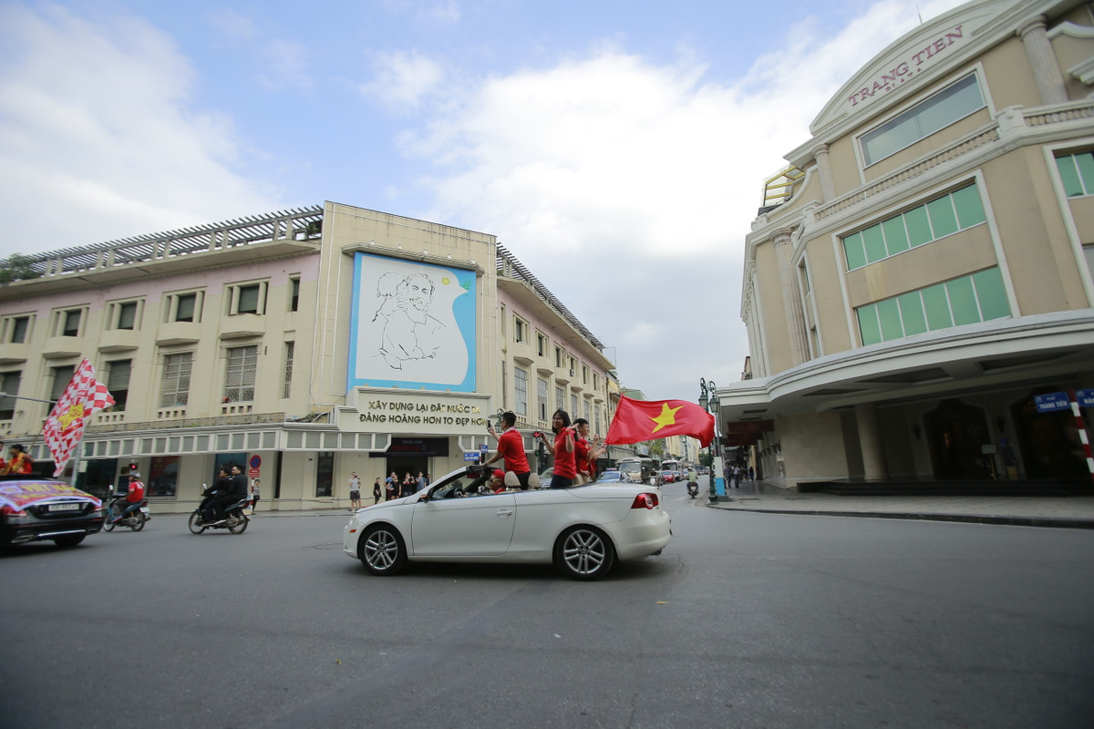 Sau khi rời các con phố chính, đoàn diễu hành cổ vũ đội tuyển Việt Nam tại AFF Cup 2018 của các CĐV đã hướng về hồ Gươm nơi được coi là trung tâm của Thủ đô.