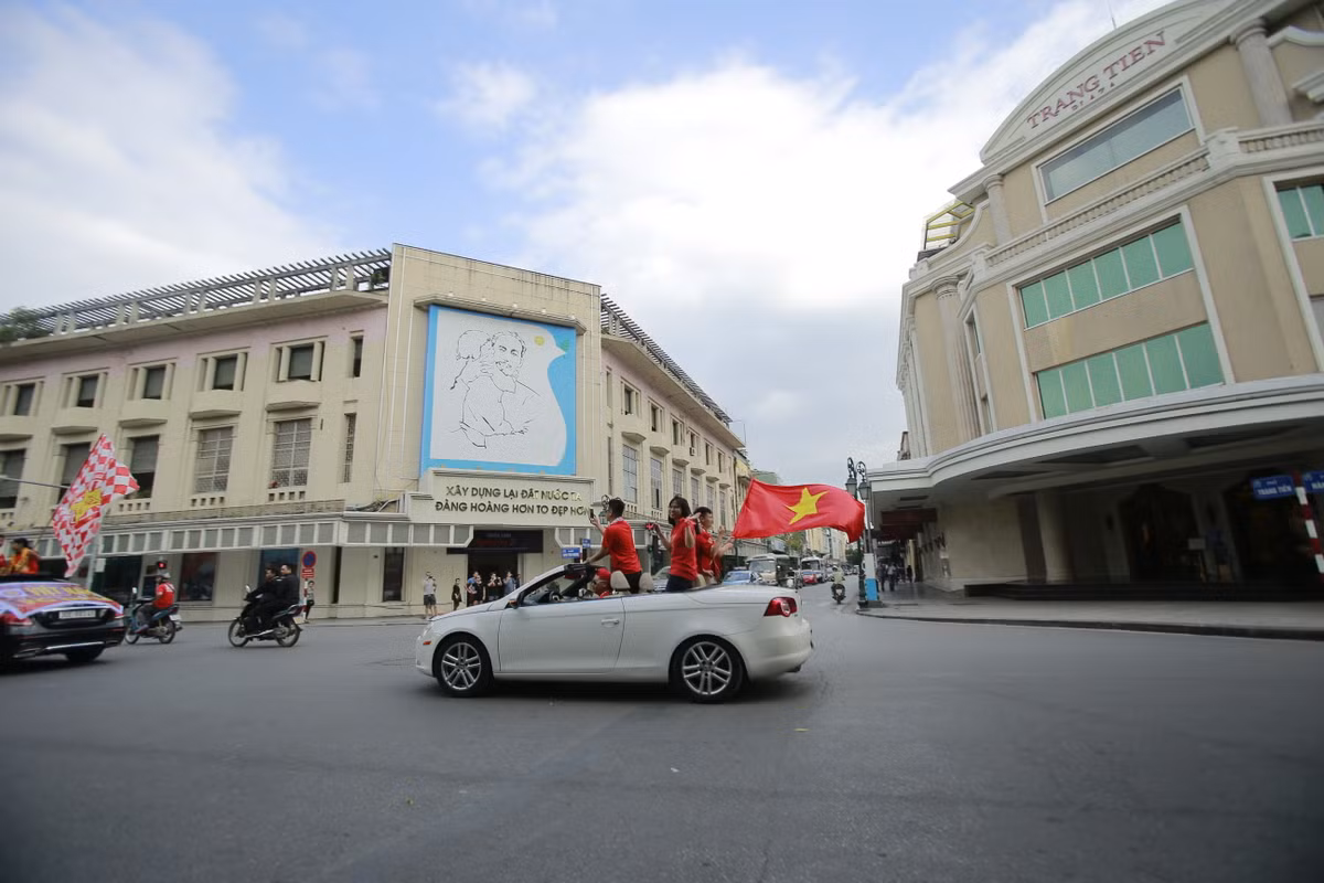 Sau khi rời các con phố chính, đoàn diễu hành cổ vũ đội tuyển Việt Nam tại AFF Cup 2018 của các CĐV đã hướng về hồ Gươm nơi được coi là trung tâm của Thủ đô.