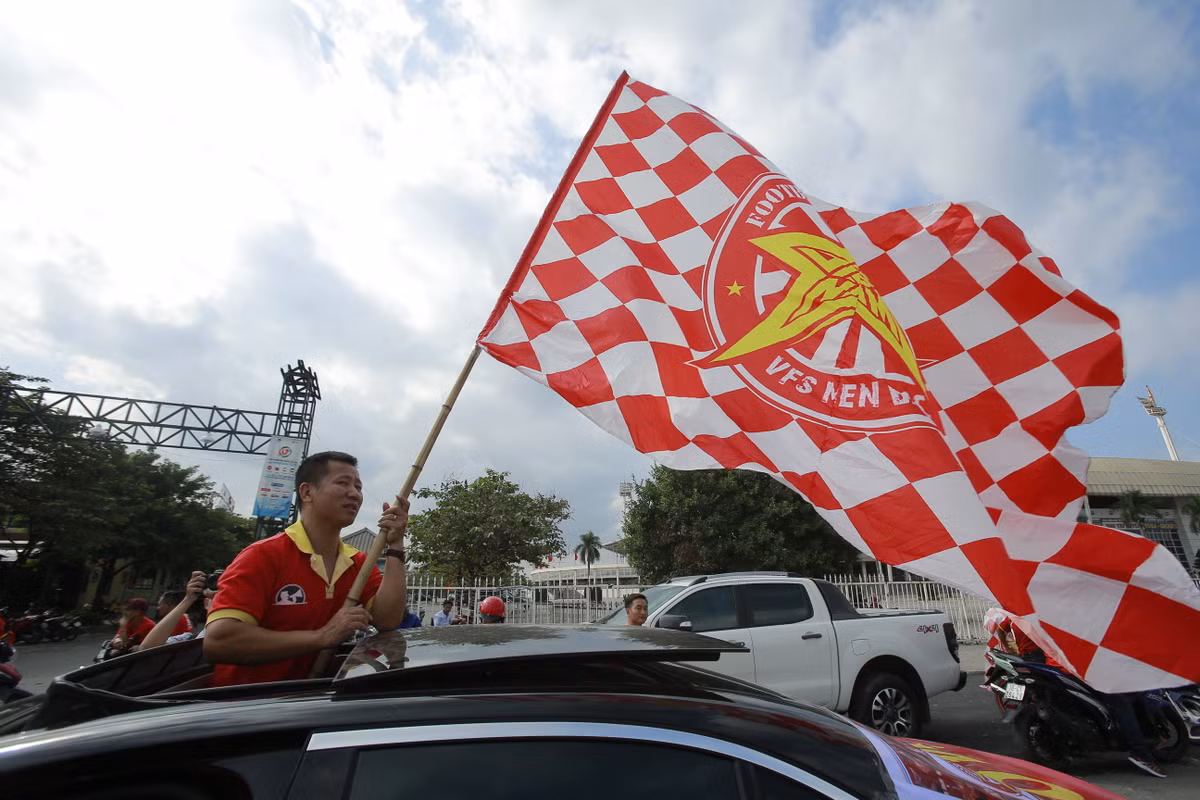13h ngày 16/11 tức là còn khoảng hơn 6 tiếng nữa trận đấu giữa đội tuyển Việt Nam và Malaysia tại bảng A AFF Cup 2018 mới diễn ra nhưng tại SVĐ Mỹ Đình, các thành viên của hội CĐV VFS Miền Bắc đã tập trung để chuẩn bị cho buổi diễu hành của mình.